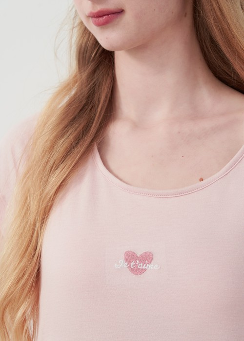 連身_Lazy Day．吸濕排汗 A-Line 短袖罩杯睡衣（晨曦粉-刺繡愛心）