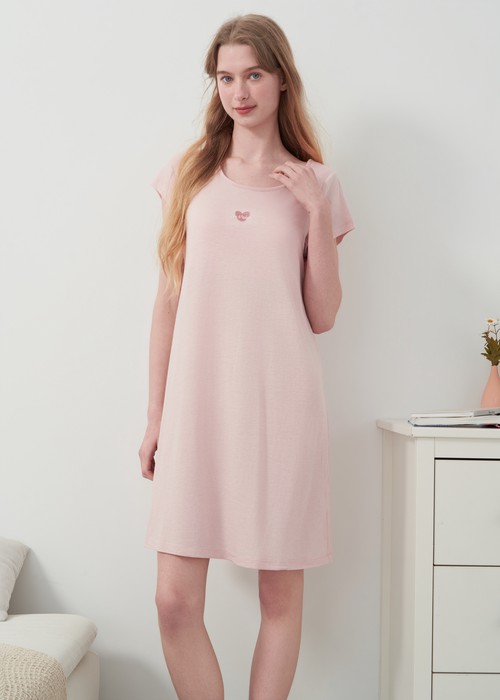 連身_Lazy Day．吸濕排汗 A-Line 短袖罩杯睡衣(晨曦粉-刺繡愛心)