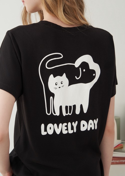 上衣_Lazy Day．寬鬆短袖口袋上衣(黑色-美好的一天)