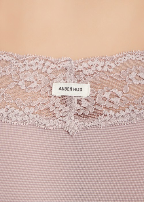 冰絲涼感抗菌．V蕾絲低腰三角內褲（雲灰紫）