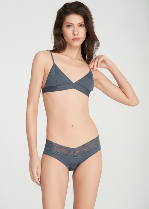 冰絲涼感抗菌．V蕾絲低腰三角內褲（冰川藍）