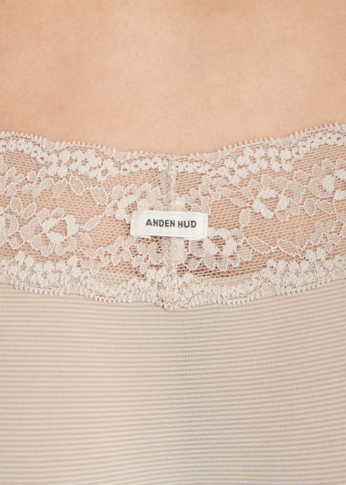 冰絲涼感抗菌．V蕾絲低腰三角內褲（月光灰）