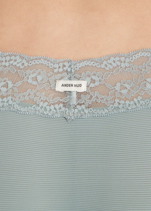 冰絲涼感抗菌．V蕾絲低腰三角內褲（冰島綠）