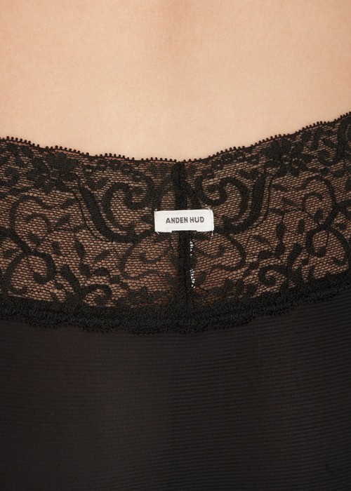 冰絲涼感抗菌．V蕾絲中腰三角內褲（黑）