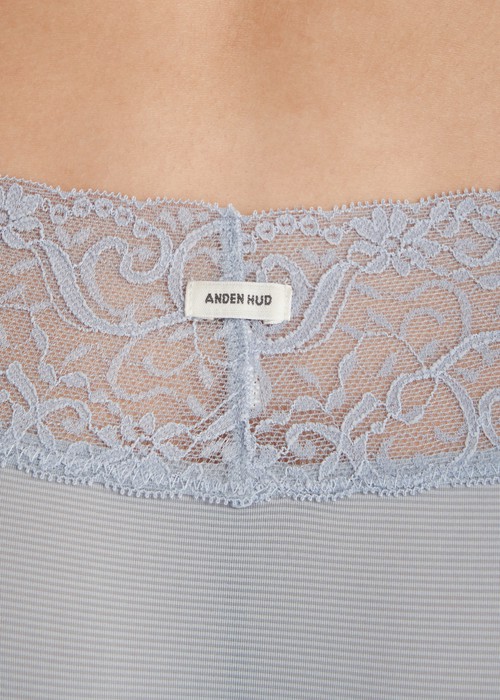 冰絲涼感抗菌．V蕾絲中腰三角內褲（天際藍）