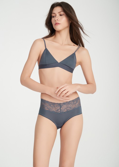 XXL 冰絲涼感抗菌．V蕾絲中腰三角內褲(天際藍)