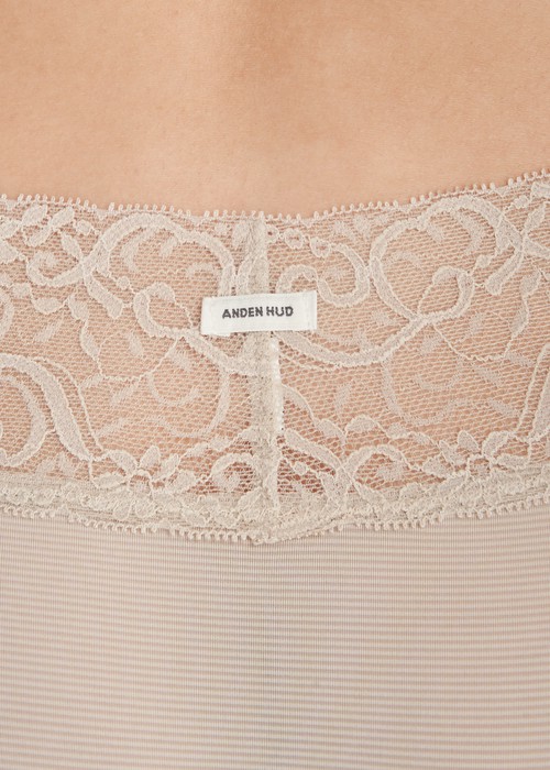 XXL 冰絲涼感抗菌．V蕾絲中腰三角內褲(天際藍)