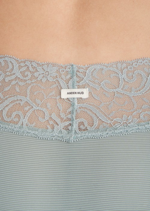 XXL 冰絲涼感抗菌．V蕾絲中腰三角內褲(天際藍)