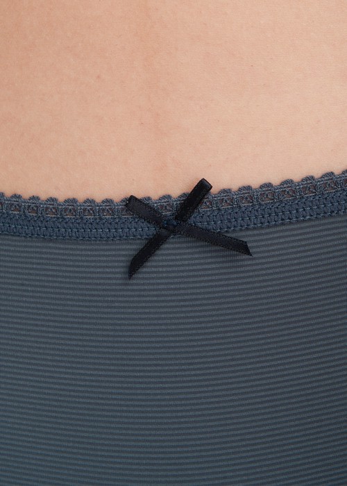 XXL 冰絲涼感抗菌．花邊中腰三角內褲（冰川藍）