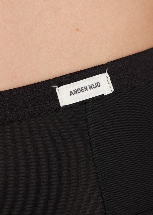 冰絲涼感抗菌．中腰三角內褲（黑）