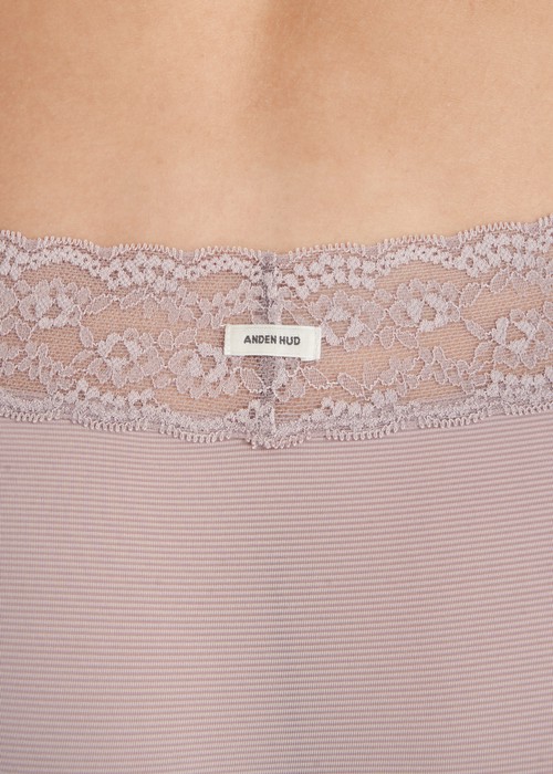 XXL 冰絲涼感抗菌．窄版V蕾絲高腰三角內褲(月光灰)