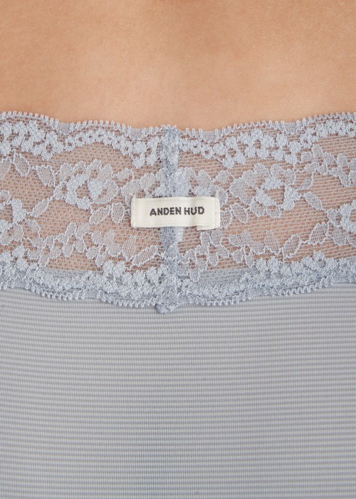 XXL 冰絲涼感抗菌．窄版V蕾絲高腰三角內褲(月光灰)