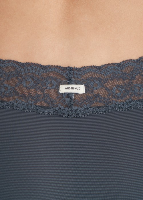 XXL 冰絲涼感抗菌．窄版V蕾絲高腰三角內褲(月光灰)