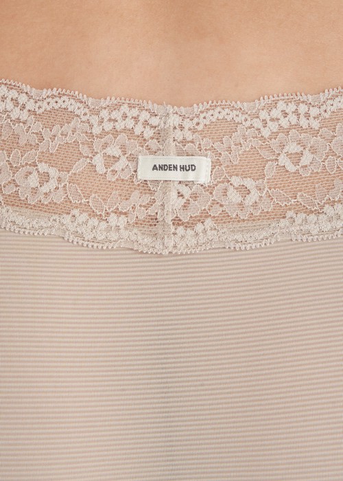 冰絲涼感抗菌．窄版V蕾絲高腰三角內褲（月光灰）