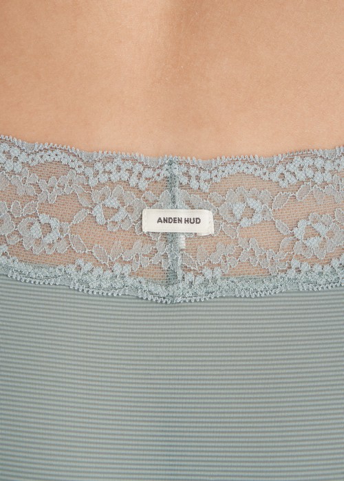 XXL 冰絲涼感抗菌．窄版V蕾絲高腰三角內褲(月光灰)