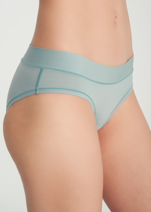 冰絲涼感抗菌．親膚中腰三角內褲（冰島綠）