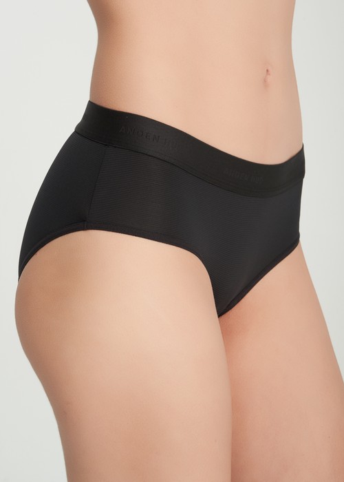 冰絲涼感抗菌．寬版緊帶中腰三角內褲（黑）