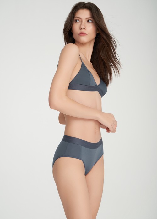 冰絲涼感抗菌．寬版緊帶中腰三角內褲(冰川藍)