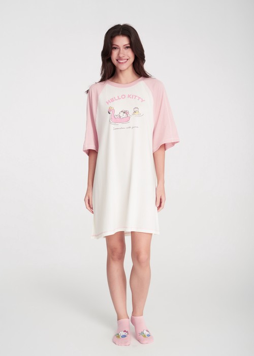 連身_Hello Kitty系列．拉格蘭飾線五分袖睡衣（奶白-飄浮泳圈）