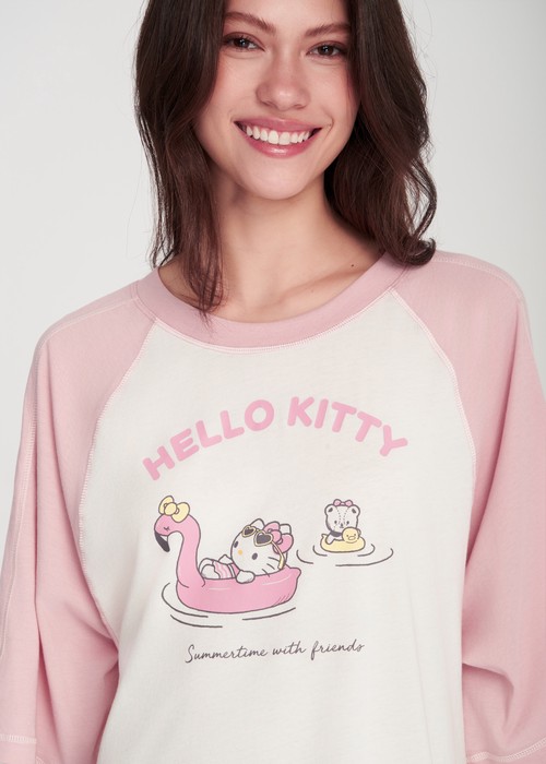 連身_Hello Kitty系列．拉格蘭飾線五分袖睡衣（奶白-飄浮泳圈）