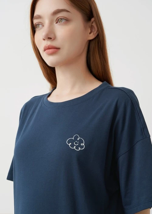 連身_Soft Clouds．圓領不收邊短袖睡衣(星系藍-刺繡雲朵)