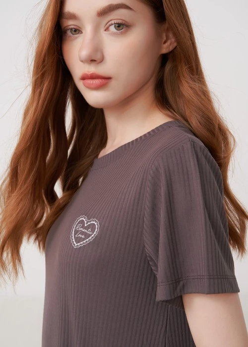 連身_Soft Clouds．吸濕排汗A-Line短袖口袋睡衣（野漆紫-刺繡蕾絲愛心）