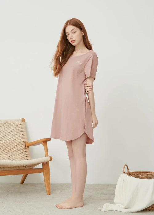 連身_Soft Clouds．純棉反摺短袖口袋開叉睡衣（粉裸棕）