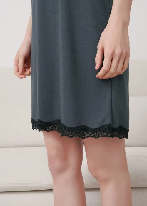 連身_Soft Clouds．蕾絲拼接居家肩帶睡衣(流光藍)