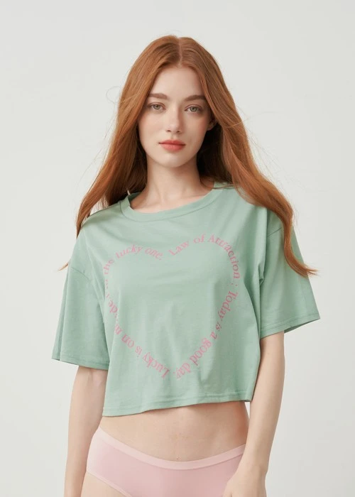 上衣_Soft Clouds．吸濕排汗圓領落肩短版上衣（淺灰綠-吸引力法則）