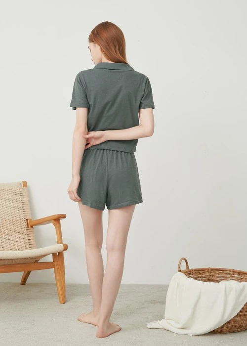 上衣_Soft Clouds．吸濕排汗襯衫領短版短袖上衣(風暴灰-刺繡幸運)