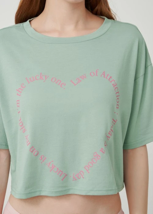 上衣_Soft Clouds．吸濕排汗圓領落肩短版上衣（淺灰綠-吸引力法則）