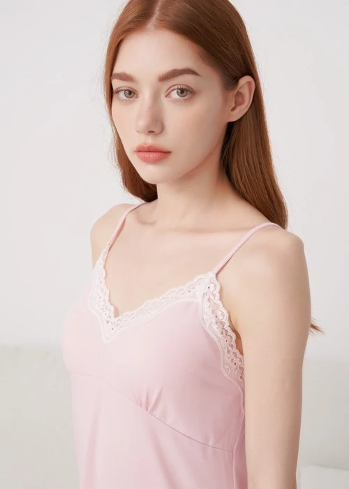 連身_Soft Clouds．蕾絲拼接肩帶罩杯睡衣（淡桃粉）