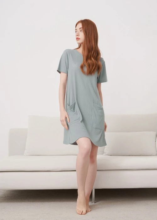 連身_Soft Clouds．吸濕排汗A-Line短袖口袋睡衣（鐵灰綠-刺繡微笑）