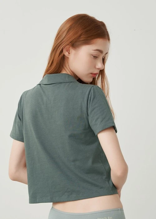 上衣_Soft Clouds．吸濕排汗襯衫領短版短袖上衣(風暴灰-刺繡幸運)