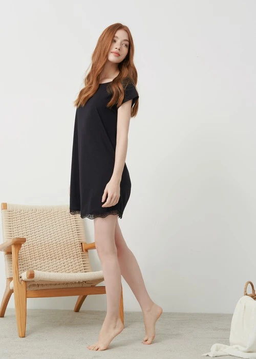 連身_Soft Clouds．蕾絲拼接居家短袖睡衣（黑色）
