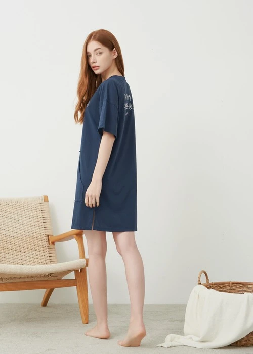 連身_Soft Clouds．圓領不收邊短袖睡衣（星系藍-刺繡雲朵）