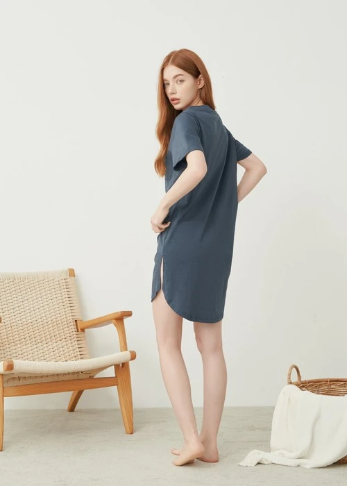 連身_Soft Clouds．純棉反摺短袖口袋開叉睡衣（隱夜藍）