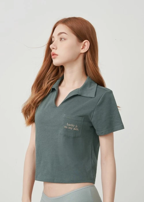 上衣_Soft Clouds．吸濕排汗襯衫領短版短袖上衣(風暴灰-刺繡幸運)