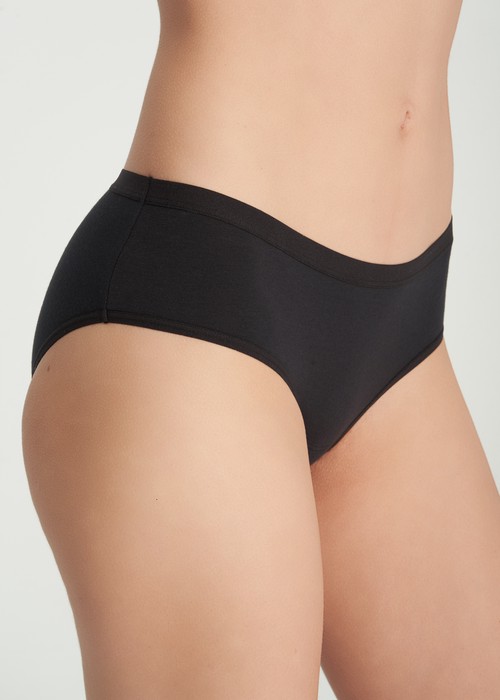 經典純色．緊帶中腰三角內褲（黑）