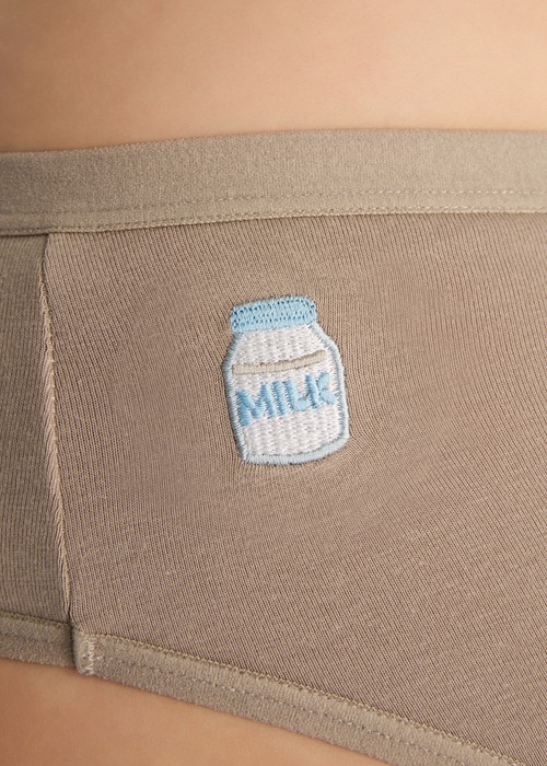 抗菌系列．緊帶中腰三角內褲（復古卡其-刺繡牛奶）