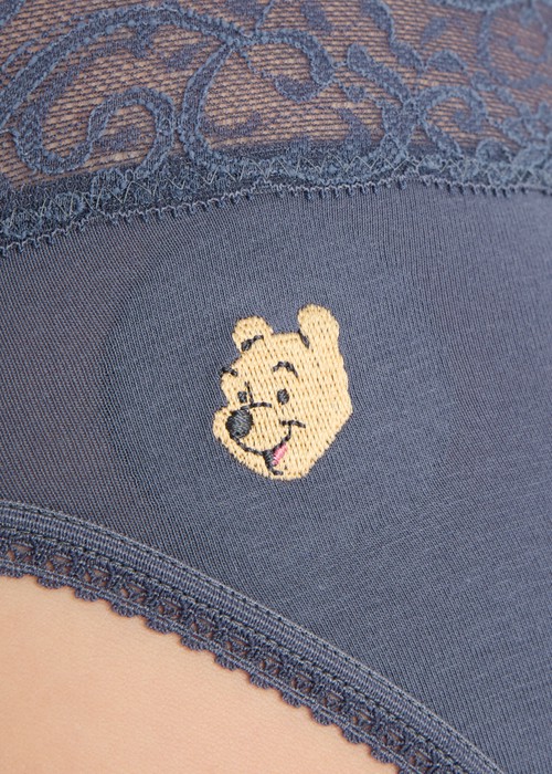 XXL 小熊維尼系列．V蕾絲中腰三角內褲（桔梗藍-刺繡維尼笑）