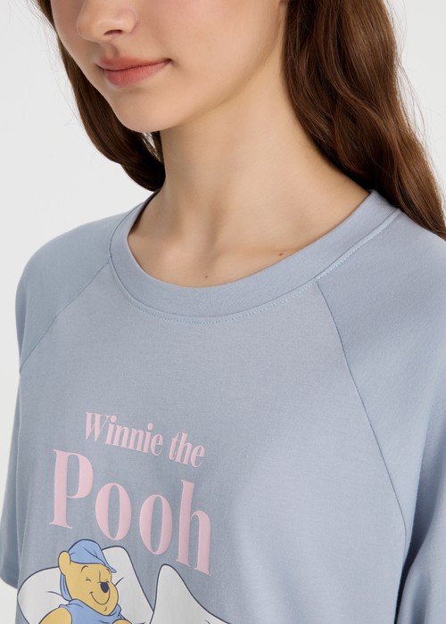 上衣_小熊維尼系列．吸濕排汗拉格蘭五分袖上衣(幸福藍-睡覺維尼)