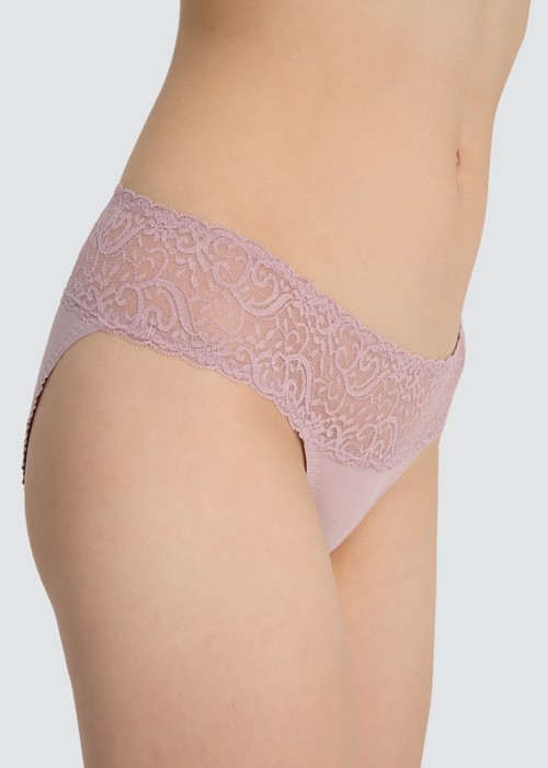 輕奢系列．抓皺蕾絲中腰三角內褲（花影粉）