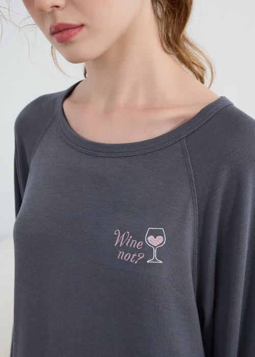 連身_早晨時光．拉格蘭長袖睡衣(烏木藍-刺繡 Wine not)