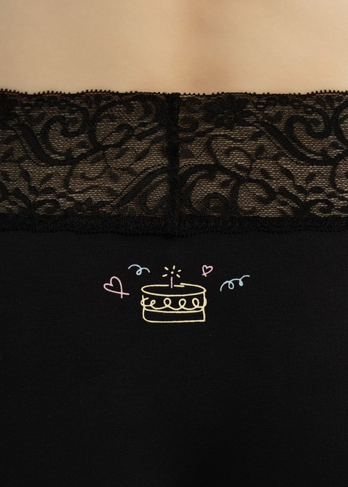 Anniversary．V蕾絲中腰三角內褲(香草紫-刺繡生日女孩)